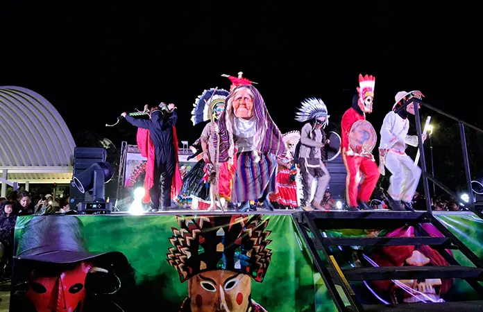 Disfrutan familias del desfile de comparsas parte de Xantolo
