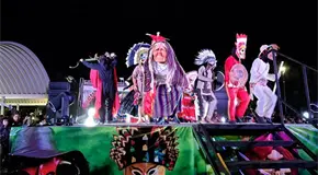 Disfrutan familias del desfile de comparsas parte de Xantolo