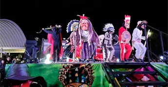 Disfrutan familias del desfile de comparsas parte de Xantolo