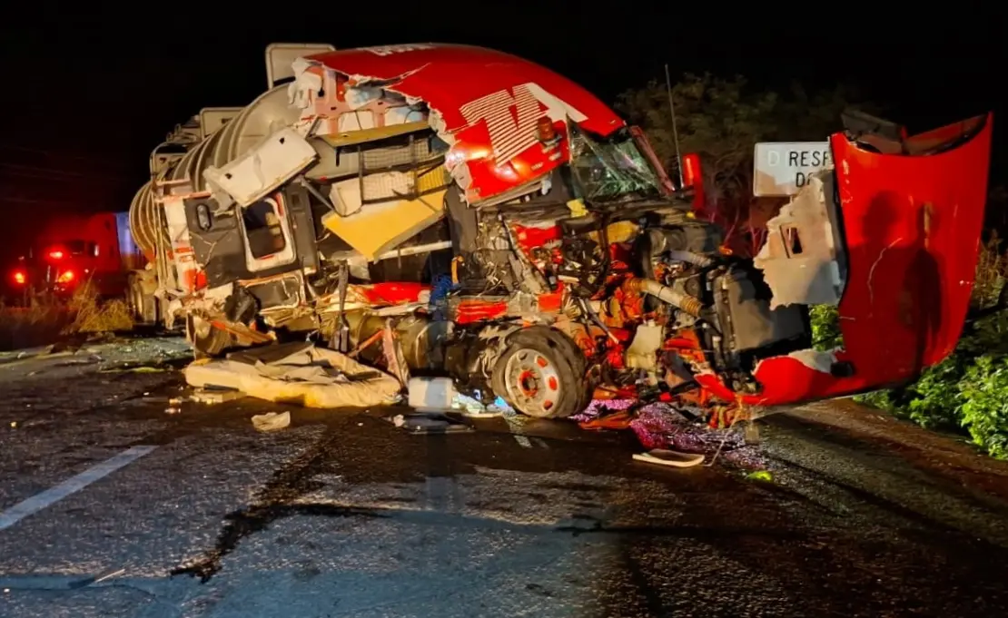 Fotos | Sobrevive trailero a fuerte choque en la Valles-Tampico