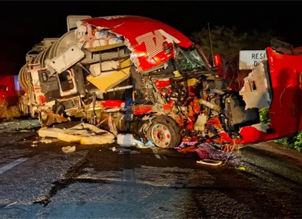Fotos | Sobrevive trailero a fuerte choque en la Valles-Tampico Fotos | Sobrevive trailero a fuerte choque en la Valles-Tampico