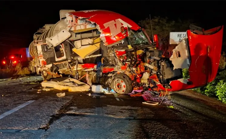 Fotos | Sobrevive trailero a fuerte choque en la Valles-Tampico