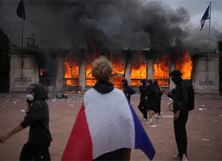 Francia decreta toques de queda nocturnos en 4 ciudades Francia decreta toques de queda nocturnos en 4 ciudades