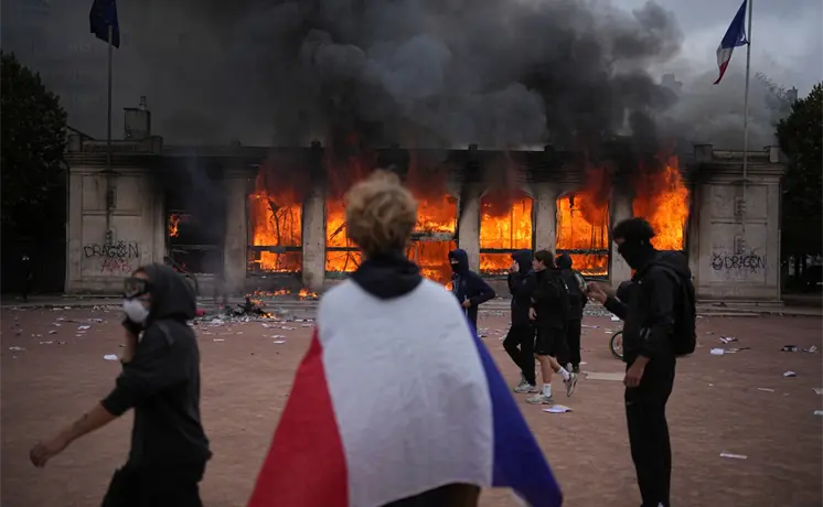 Francia decreta toques de queda nocturnos en 4 ciudades