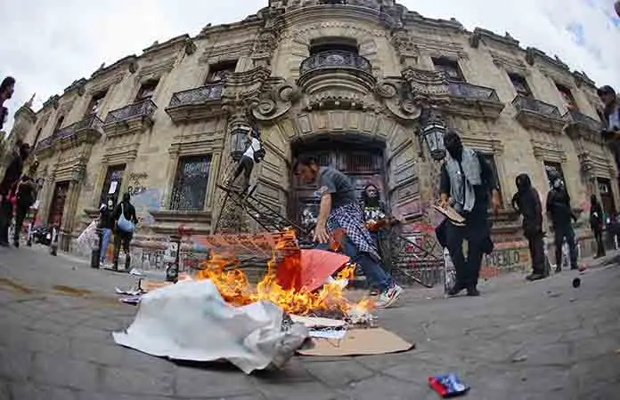 Intentan reventar marcha en Jalisco