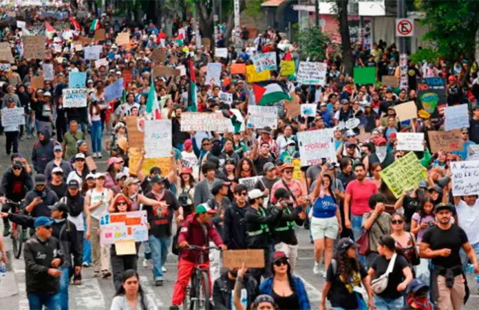 Miles protestan en Guadalajara por agua contaminada en Jalisco