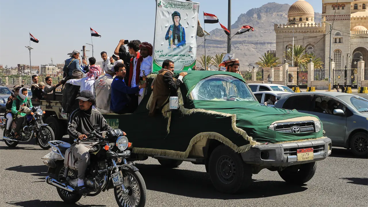 Rebeldes hutíes atacan campamento militar en Shabwa, Yemen
