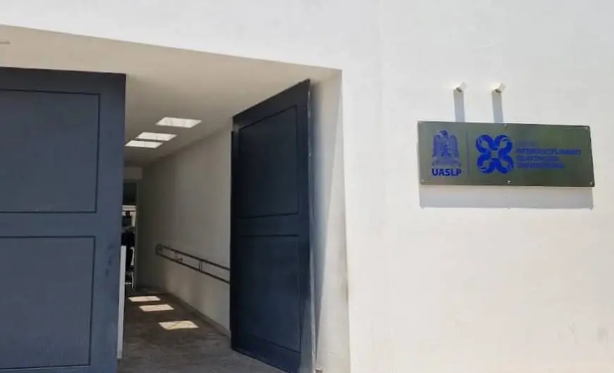 Trasladan a hospitales a dos personas por intoxicación en CIAU-UASLP