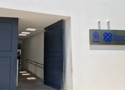 Trasladan a hospitales a dos personas por intoxicación en CIAU-UASLP Trasladan a hospitales a dos personas por intoxicación en CIAU-UASLP