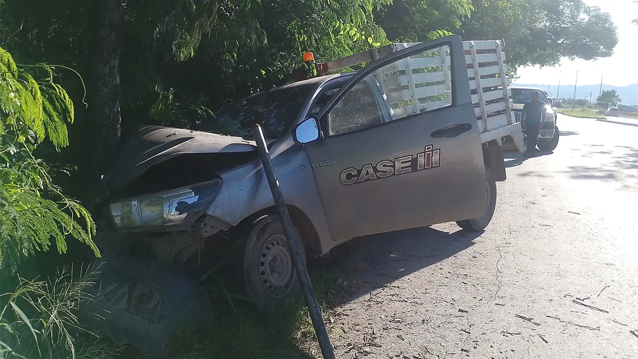 Conductor sufre lesiones al chocar camioneta con un árbol