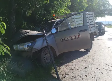 Conductor sufre lesiones al chocar camioneta con un árbol Conductor sufre lesiones al chocar camioneta con un árbol