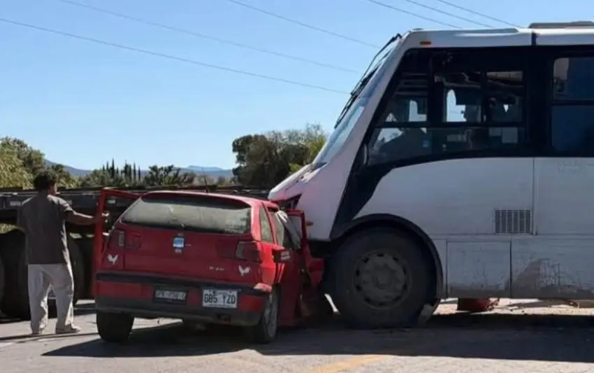 Fuerte choque en carretera a Villa de Reyes; un herido