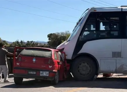 Fuerte choque en carretera a Villa de Reyes; un herido Fuerte choque en carretera a Villa de Reyes; un herido