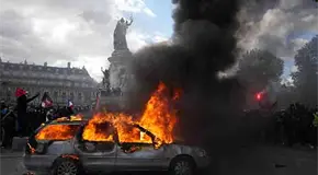 París impone toque de queda París impone toque de queda