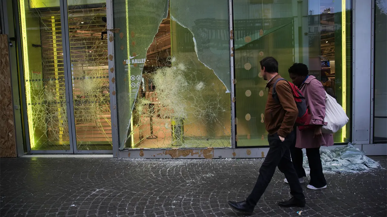 Regresa la calma en París tras toques de queda por disturbios