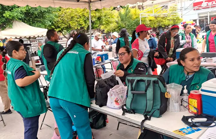 Celebran feria de la salud en la plaza