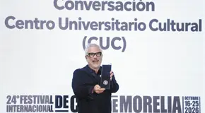 Alfonso Cuar&oacute;n recibe medalla de Filmoteca de la UNAM
