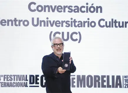 Alfonso Cuarón recibe medalla de Filmoteca de la UNAM Alfonso Cuarón recibe medalla de Filmoteca de la UNAM
