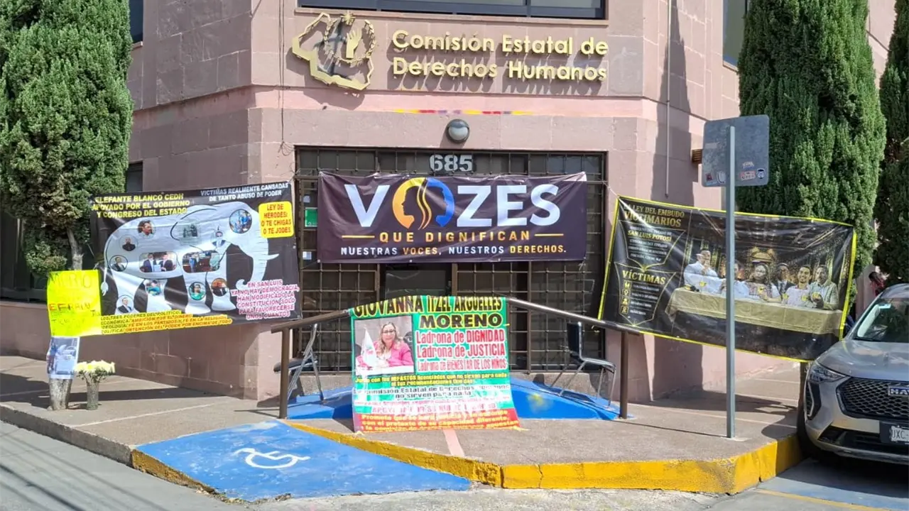 Colectivo instala plantón en CEDH; exigen renuncia de titular