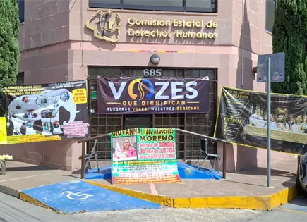 Colectivo instala plant&oacute;n en CEDH; exigen renuncia de titular