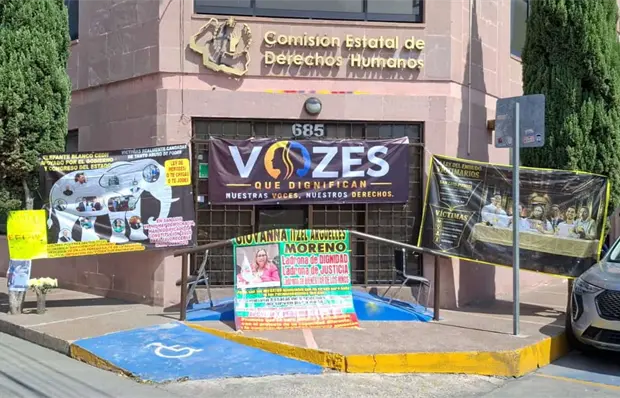 Colectivo instala plantón en CEDH; exigen renuncia de titular Colectivo instala plantón en CEDH; exigen renuncia de titular
