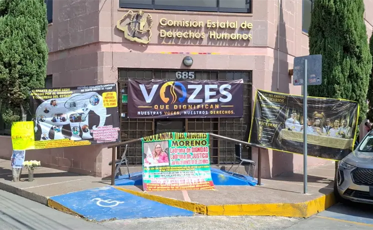 Colectivo instala plantón en CEDH; exigen renuncia de titular Colectivo instala plantón en CEDH; exigen renuncia de titular