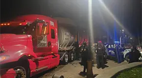 Oficiales lesionados en choque de patrulla con tráiler