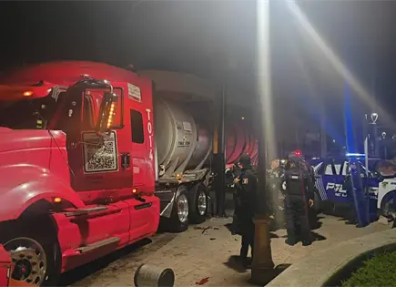 Oficiales lesionados en choque de patrulla con tr&aacute;iler