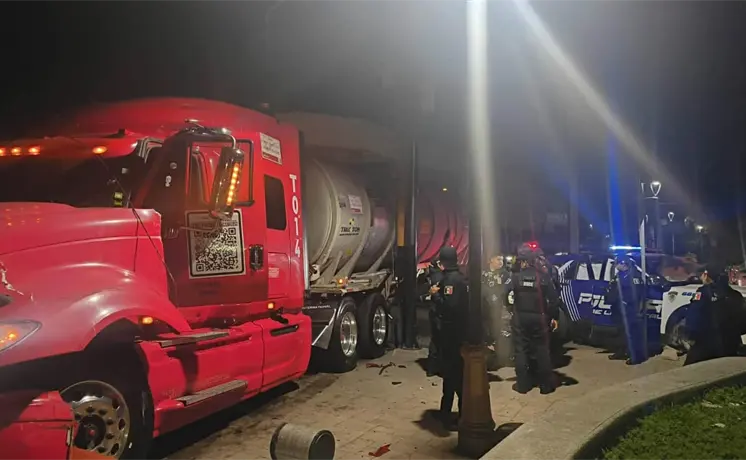 Oficiales lesionados en choque de patrulla con tr&aacute;iler