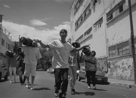 ¿Qué pasa cuando freestyleros reales toman lugar frente a una cámara de cine? ¿Qué pasa cuando freestyleros reales toman lugar frente a una cámara de cine?