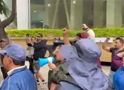 Trabajadores del IMSS corren a Jorge Romero de su campamento