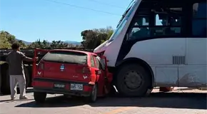Un lesionado, deja choque entre carro y cami&oacute;n