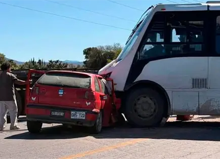 Un lesionado, deja choque entre carro y cami&oacute;n