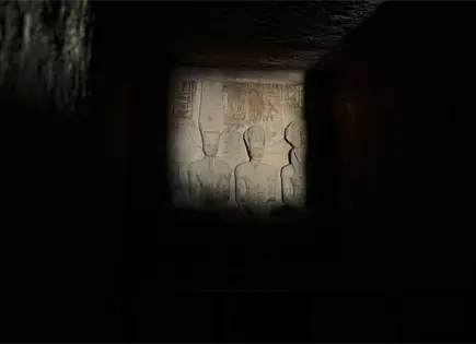 Fen&oacute;meno solar ilumina templo Rams&eacute;s II en Egipto