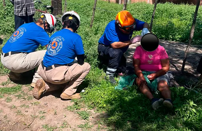 Mujer cae al zafarse remolque de moto