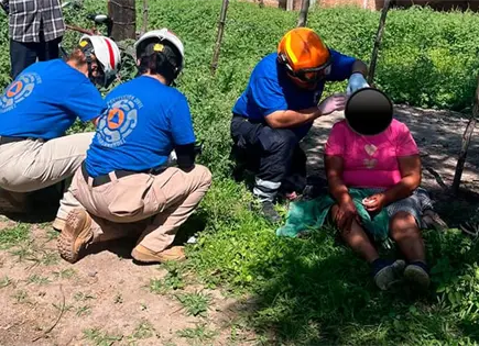 Mujer cae al zafarse remolque de moto Mujer cae al zafarse remolque de moto