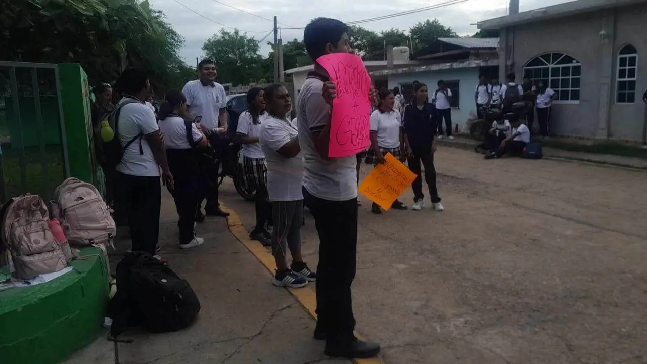 Exigen la restitución de Genaro Castellanos como director.