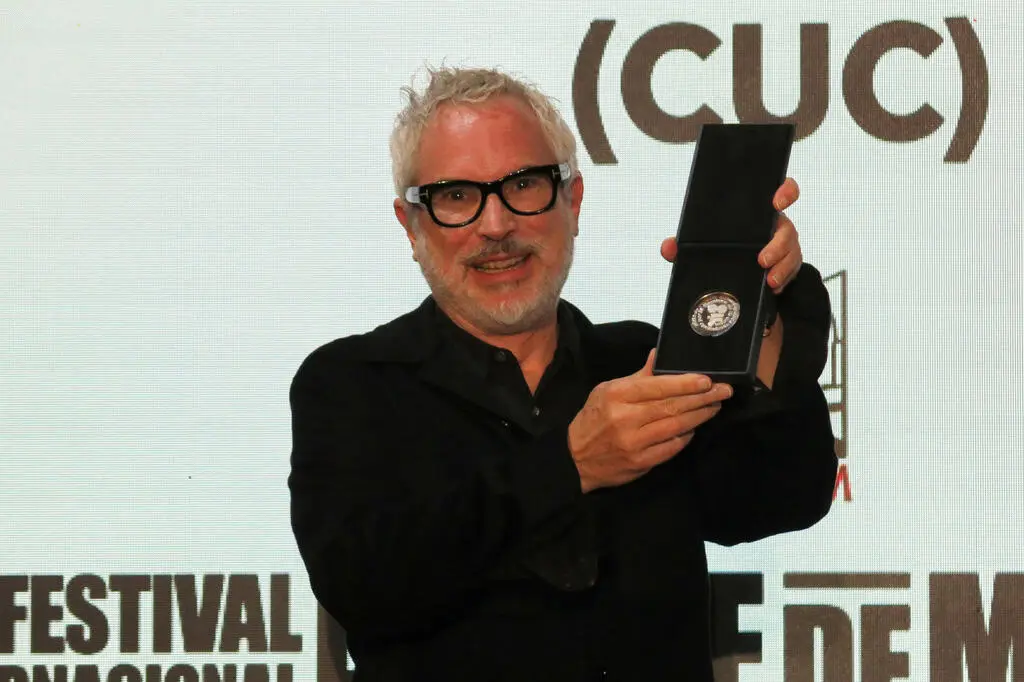 Alfonso Cuarón recibe reconocimiento de la UNAM en Morelia