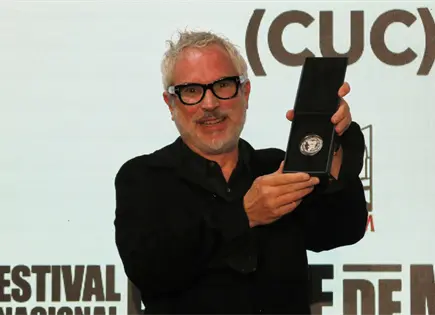 Alfonso Cuarón recibe reconocimiento de la UNAM en Morelia Alfonso Cuarón recibe reconocimiento de la UNAM en Morelia