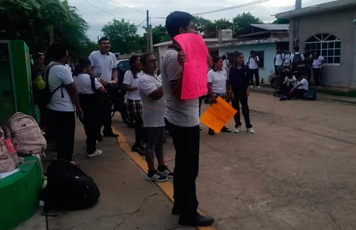 Bloquean alumnos el Cobach 16, por cambio de director