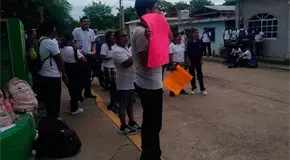 Bloquean alumnos el Cobach 16, por cambio de director