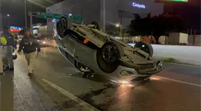 Camioneta vuelca en Salvador Nava; reportan solo da&ntilde;os materiales