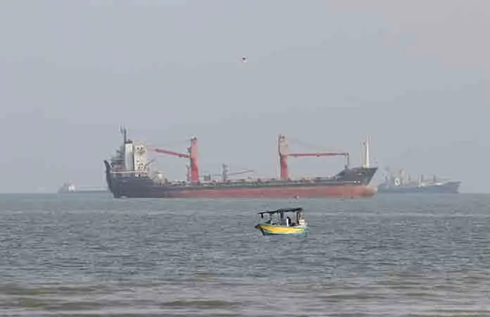 Suman siete petroleros dañados en Ormuz
