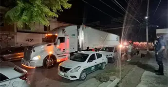 Trailero deja sin luz a familias 