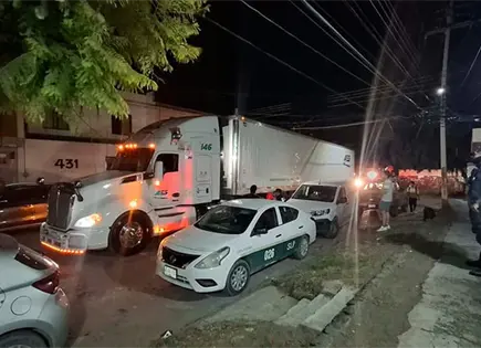 Trailero deja sin luz a familias 