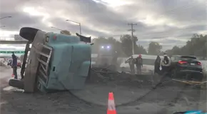 Volcadura de cami&oacute;n materialista provoca caos en v&iacute;a a Rioverde