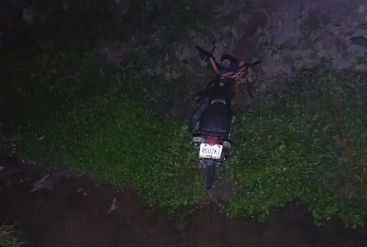 Hallan motocicleta en arroyo, pero no al conductor