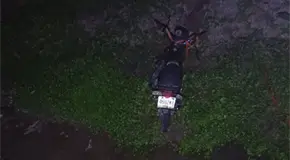 Hallan motocicleta en arroyo, pero no al conductor