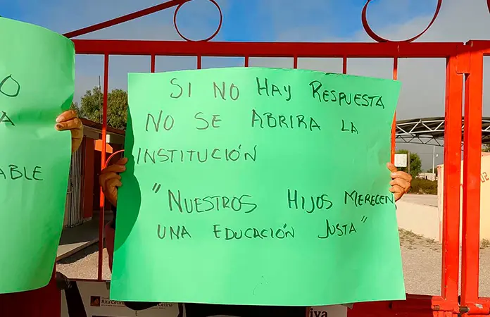 Padres de familia bloquean escuela Telesecundaria