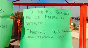 Padres de familia bloquean escuela Telesecundaria